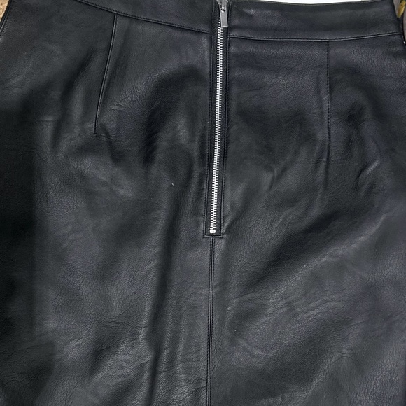 💫TWIK by Simons Faux Leather High Waist Mini Skirt Black - Picture 4 of 7